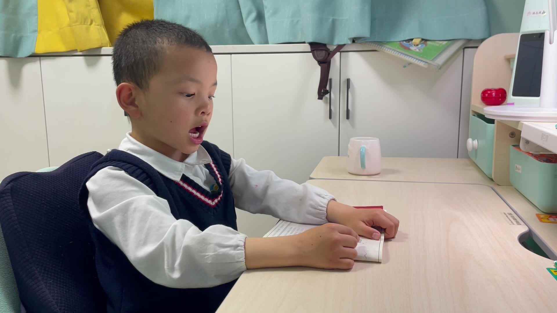学前B班温志成⁣指读古诗《从军北征》.mov