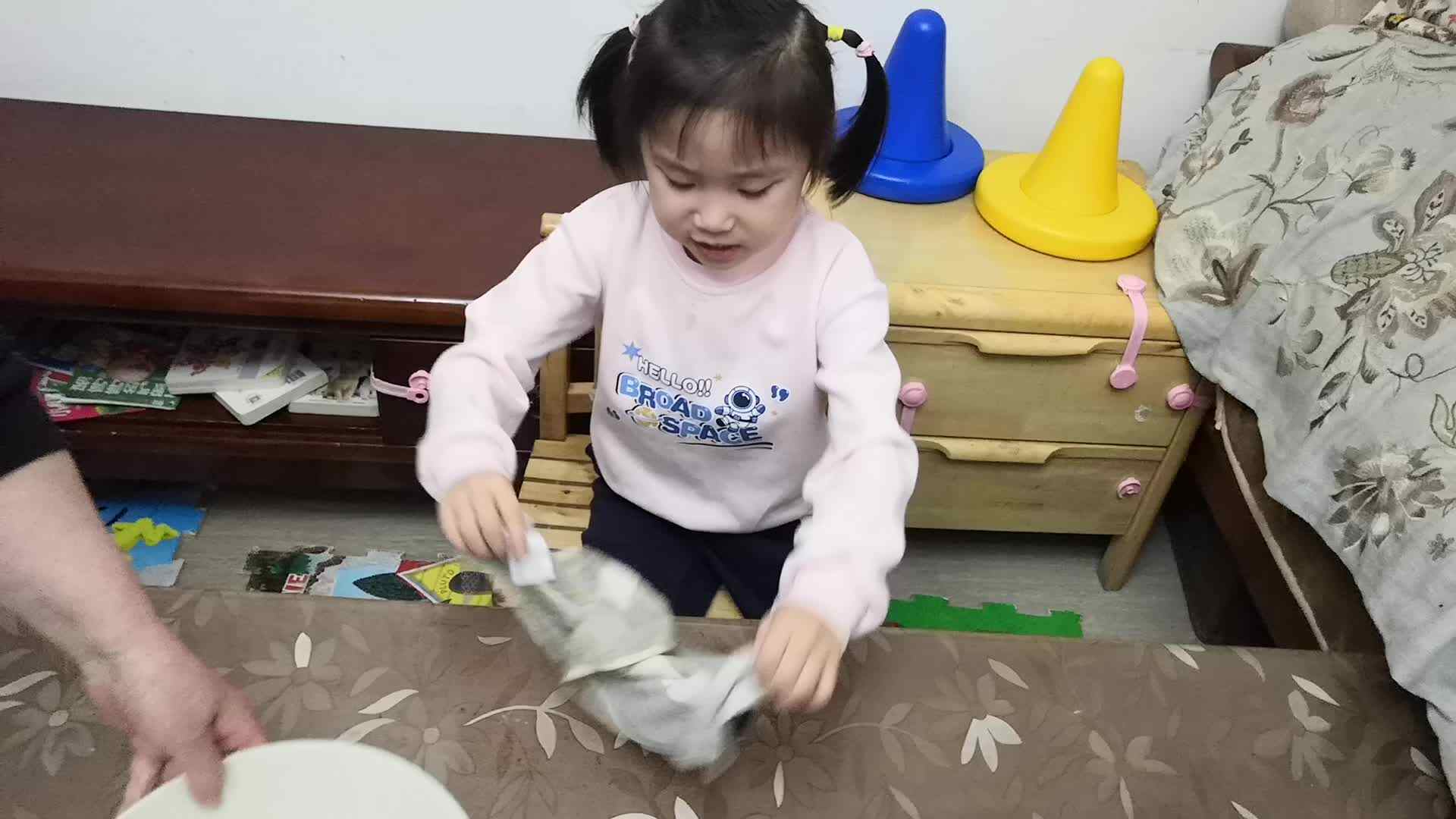 中B班4月11张芷萱练习拧毛巾.mp4