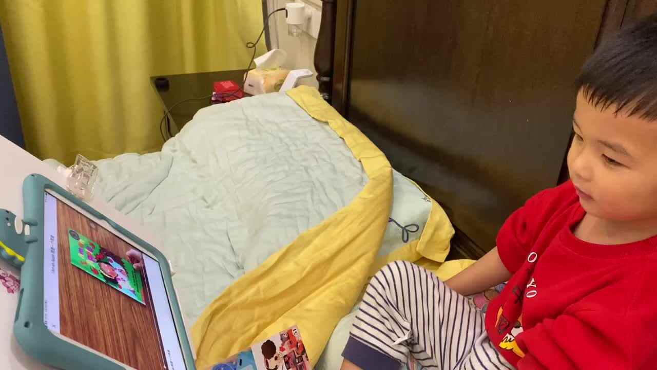 ⁣⁣⁣2024-4-10小A班刘奕宸——观看视频《我是一个苹果》.MOV