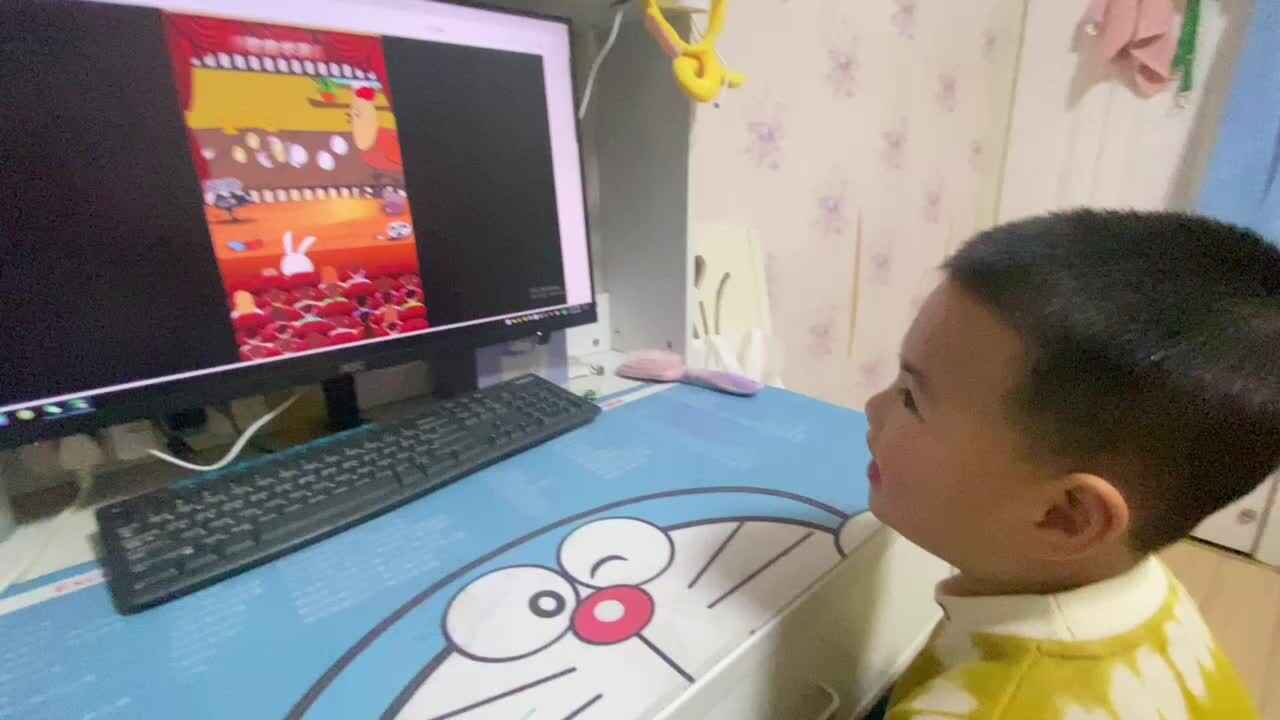 中B班吕子垚观看英语视频20240408