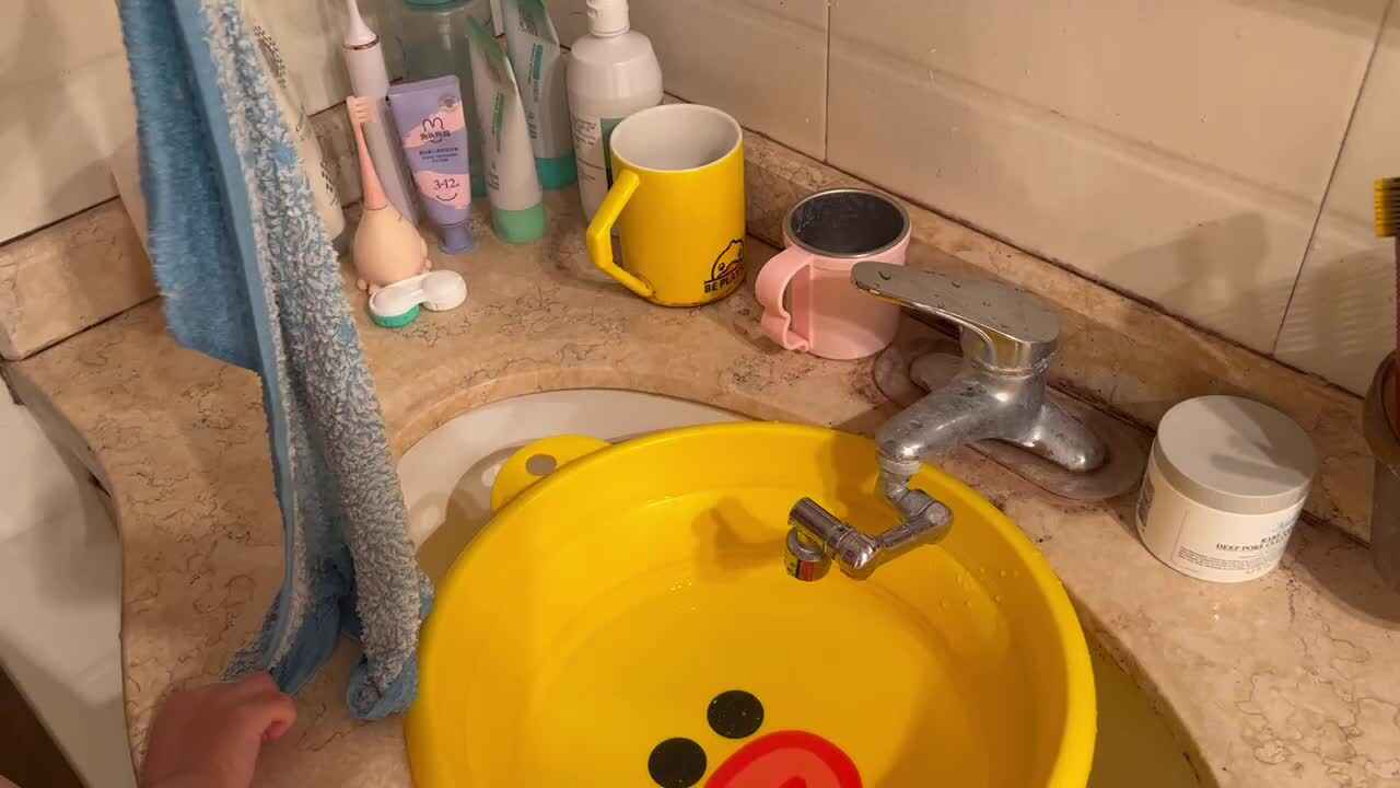 中B班李茵琪练习拧毛巾.MOV