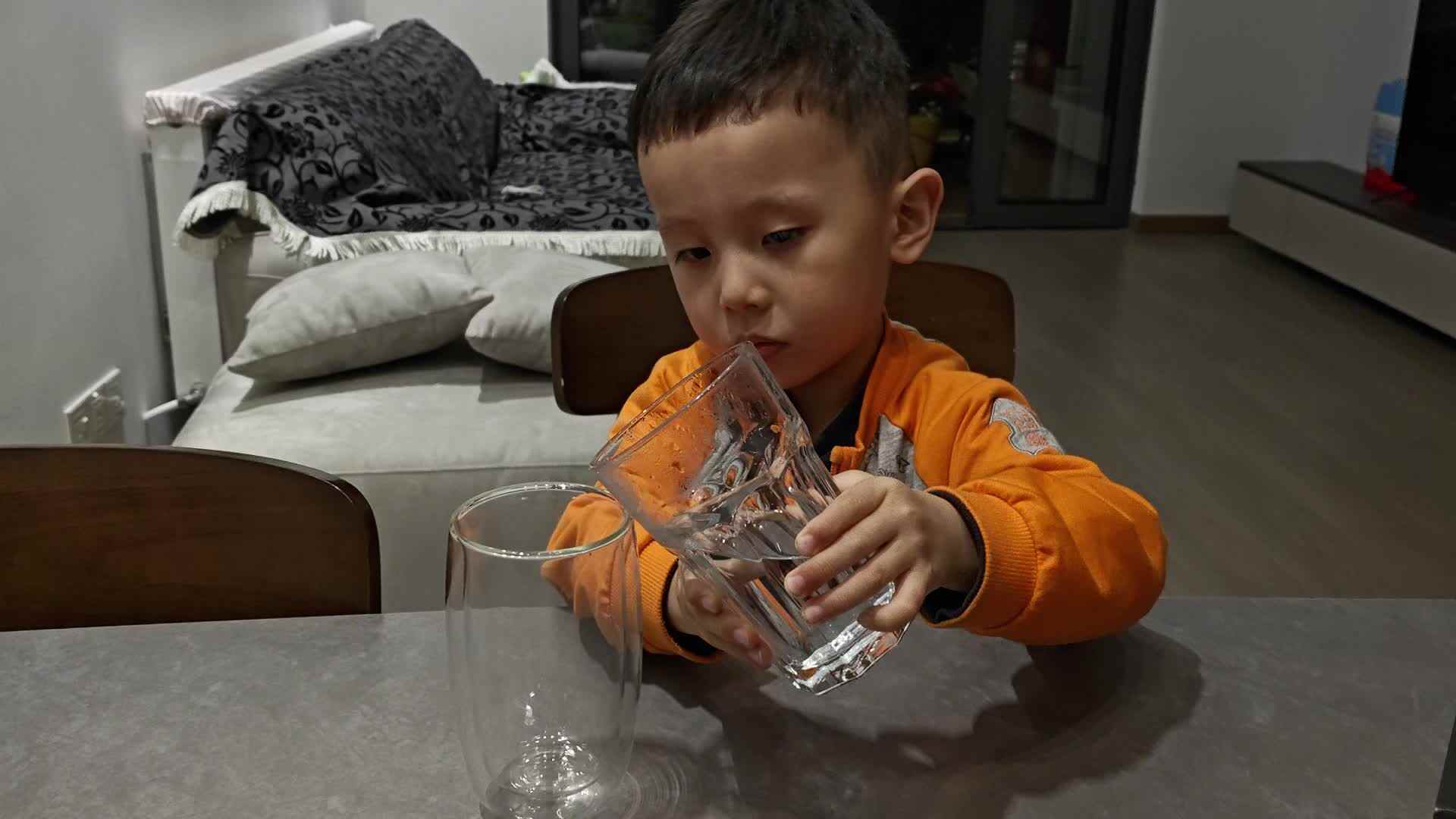 中B班王千与倒水练习