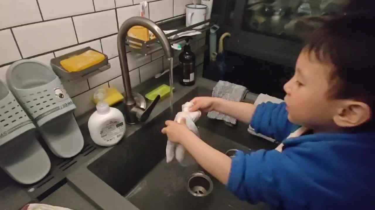 中B班王千与拧毛巾练习