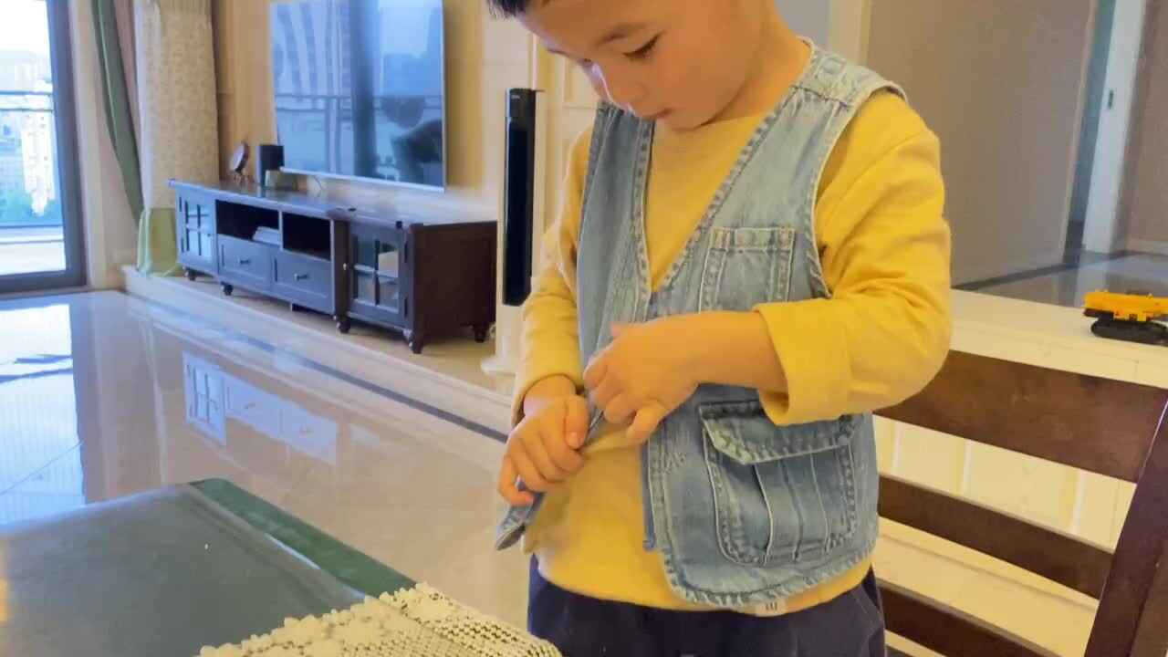 ⁣2024-4-2小A班刘奕宸——生活练习脱衣服.MOV