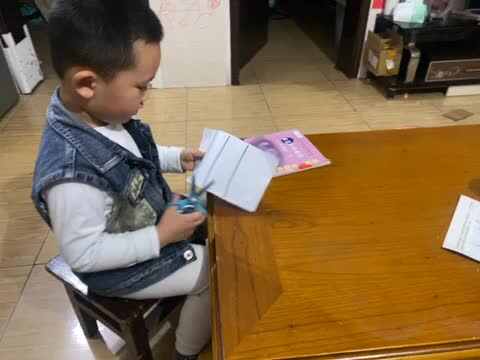 中B班赵芃栎练习使用剪刀