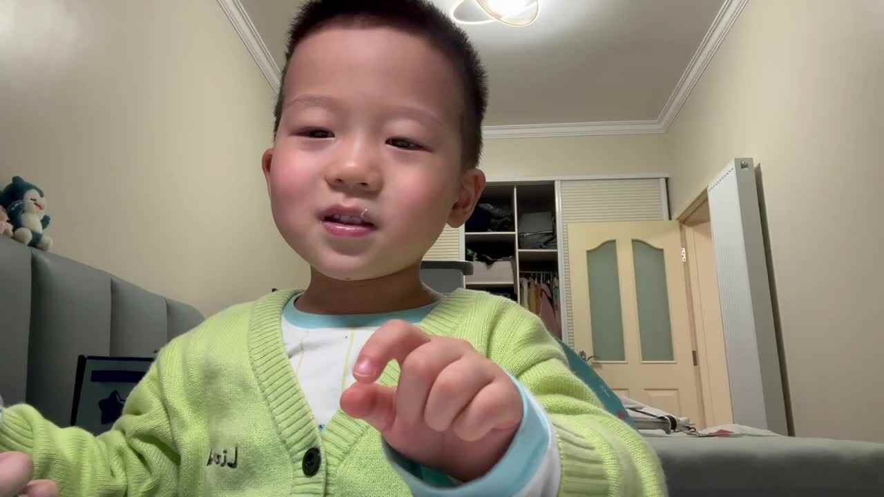 实验小班跳跳指读《谁的脚印》