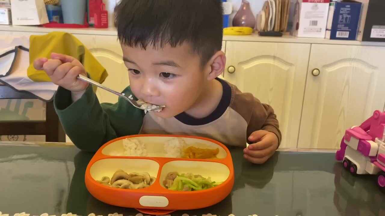 ⁣⁣⁣⁣⁣2024-4-15小A班刘奕宸——生活练习使用勺子.MOV