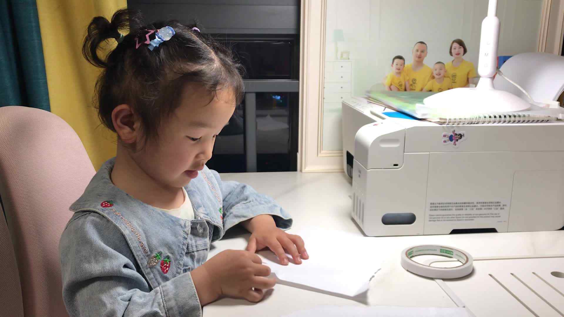 中B班温欣练习使用双面胶2024.04.16.mov