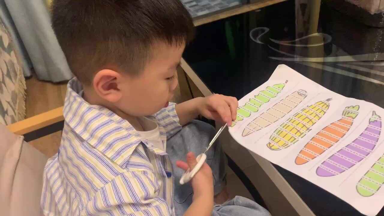 中B班杨育寒练习剪纸