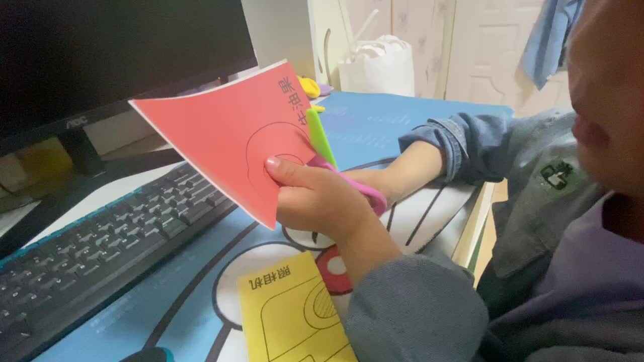 ⁣中B班吕子垚正确使用剪刀20240401