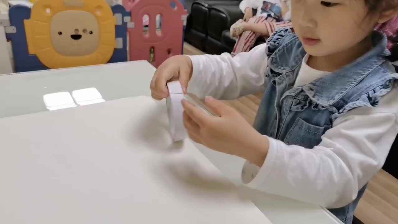 中b班宁汐言练习使用双面胶