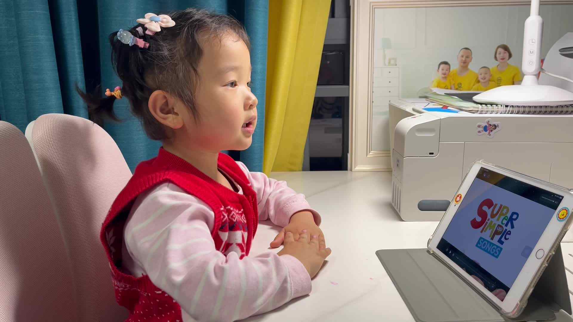 中B班温欣观看视频<英文儿歌  Red Light  Green  light 红灯，绿灯>2024.04.30.mov