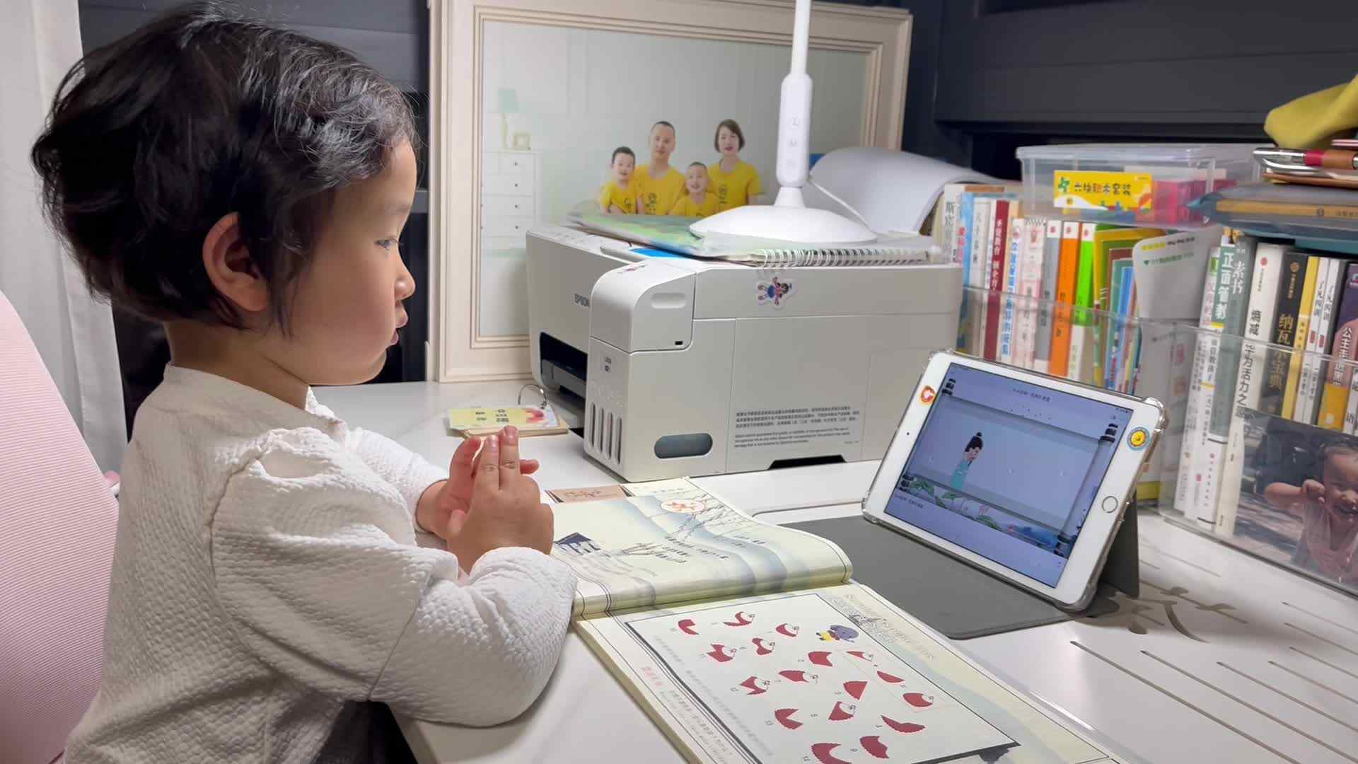 中B班温欣观看视频<天净沙·秋思>2024.04.14.mov