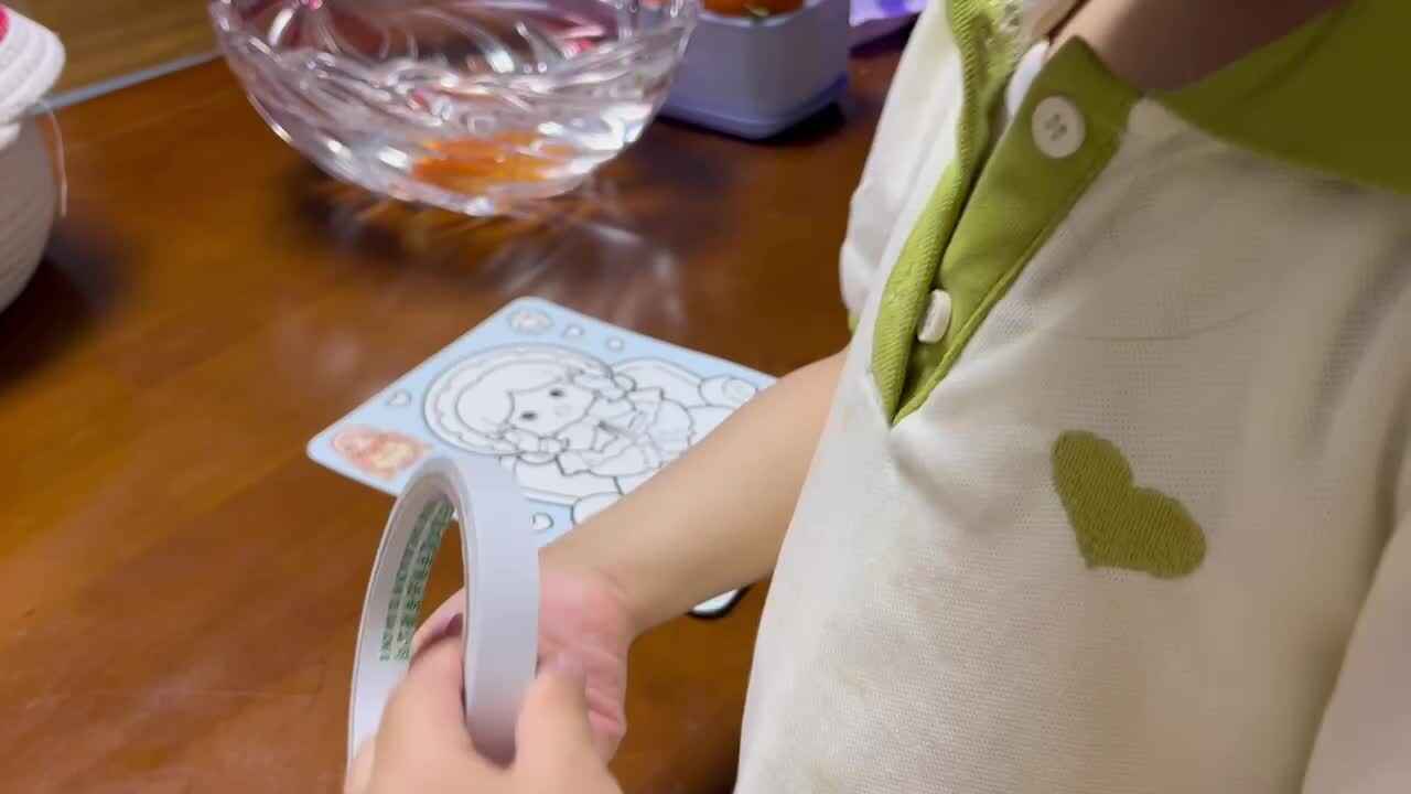 中B班李茵琪练习使用双面胶.MOV