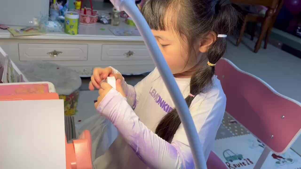 ⁣20240417中B班舒琳芯练习使用双面胶