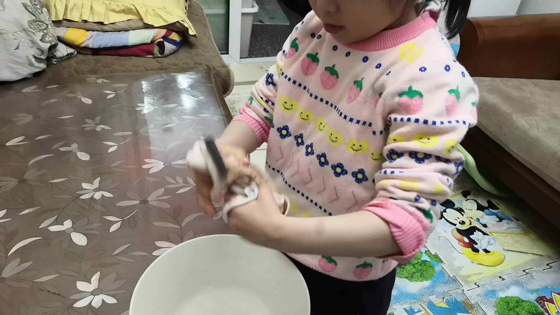 中B班4月9张芷萱练习拧毛巾.mp4