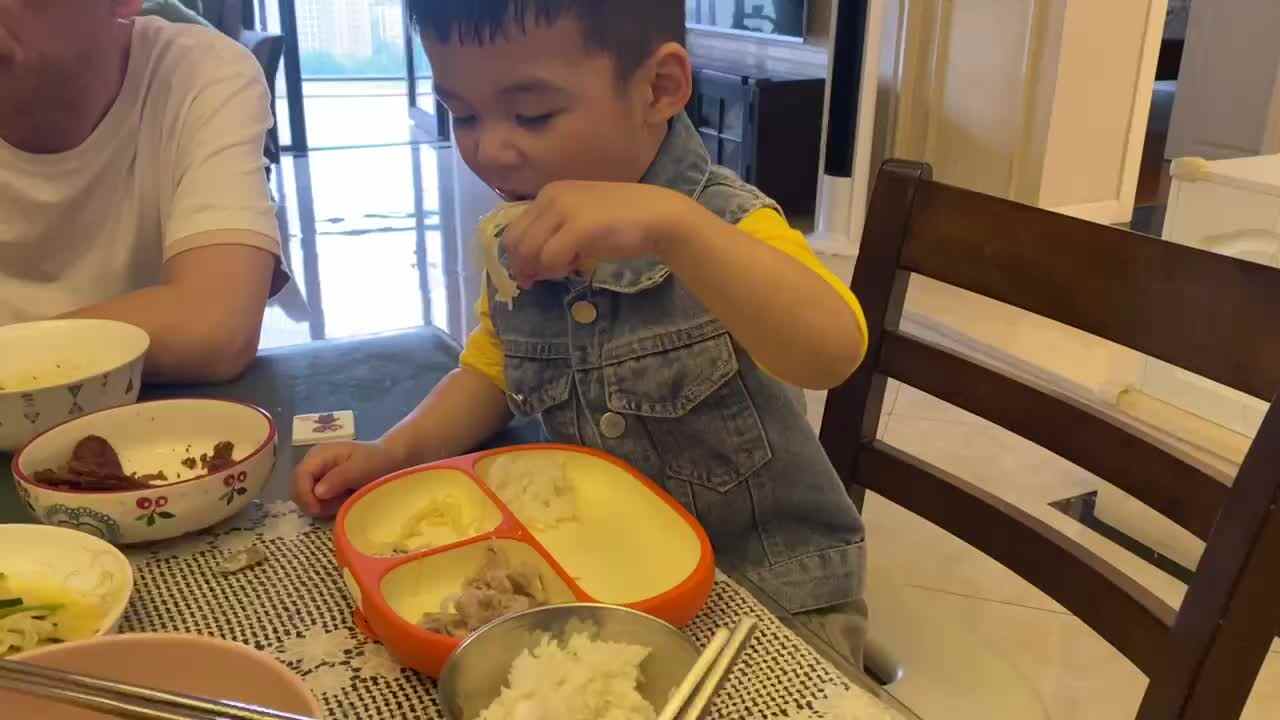 ⁣⁣⁣⁣2024-4-19小A班刘奕宸——生活练习使用勺子.MOV