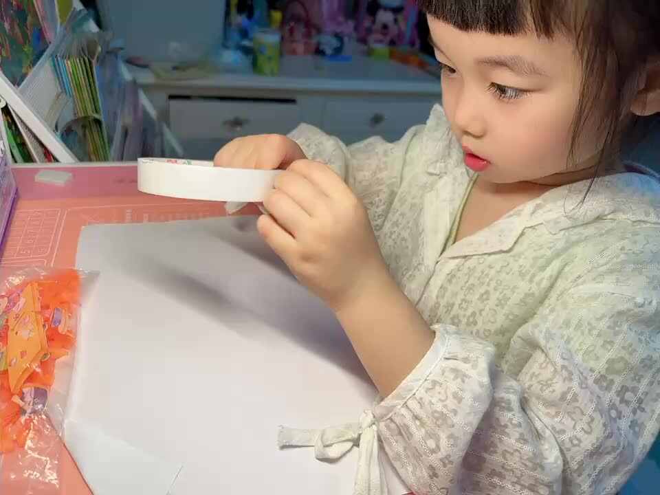 ⁣20240418中B班舒琳学习用双面胶