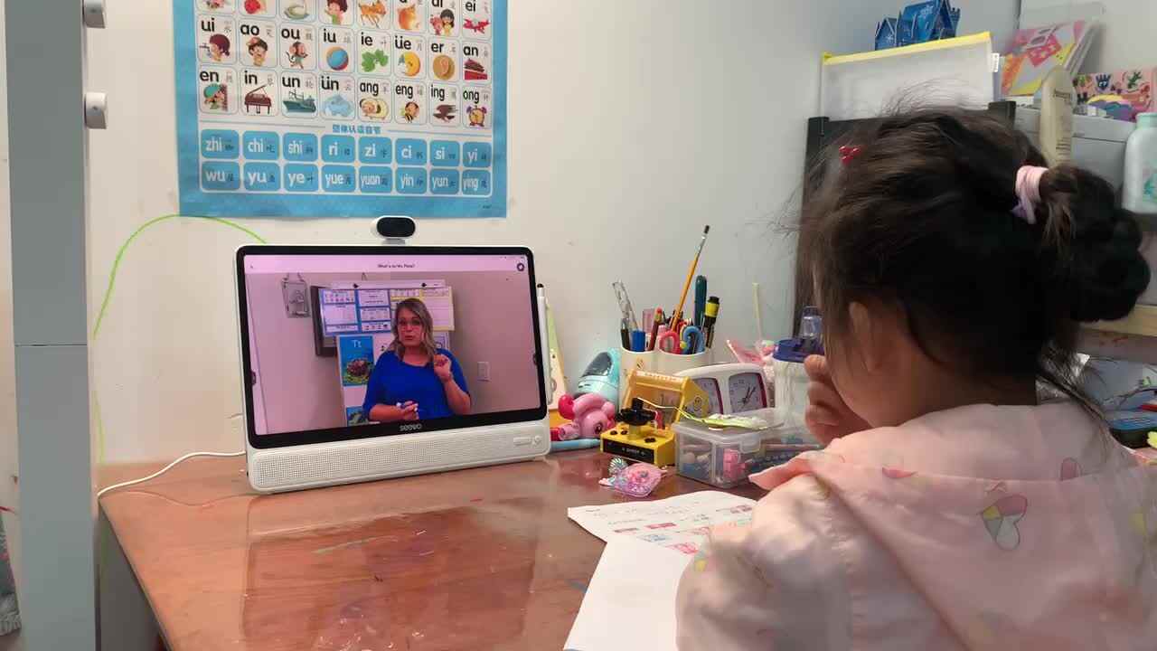 ⁣202040421陈彦兮闯关练习观看英语绘本《盒子里是什么？》