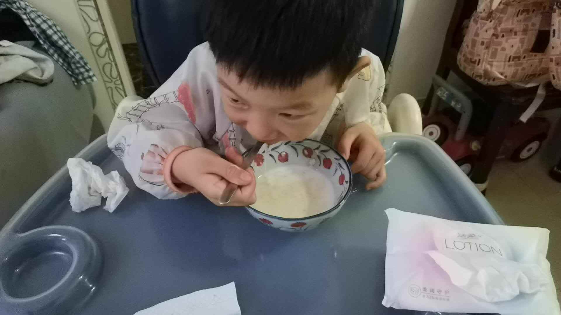小A班陈栎安学习使用勺子?.mp4