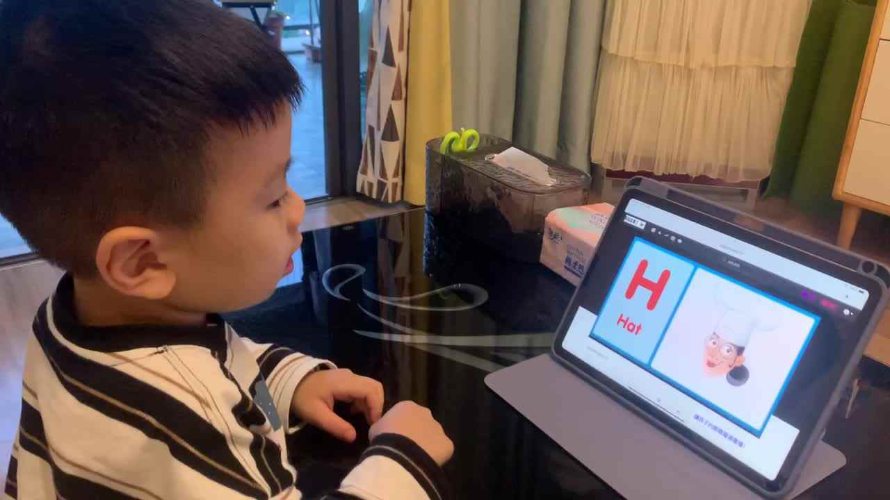 中B班杨育寒观看学习英语视频