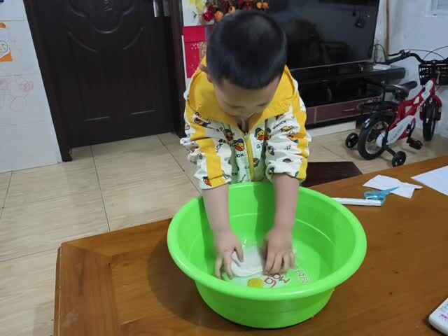 中B班赵芃栎练习拧毛巾