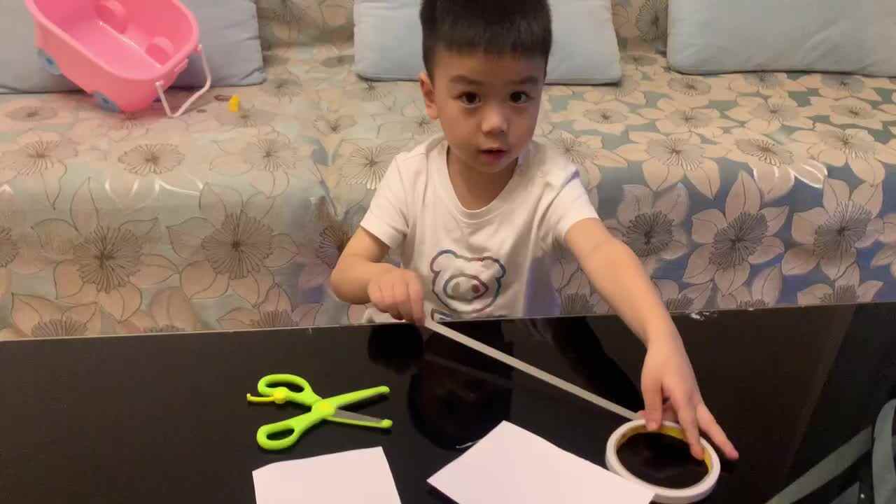 中B班杨育寒练习正确使用双面胶