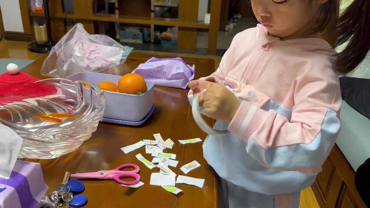 中B班李茵琪练习使用双面胶.MOV