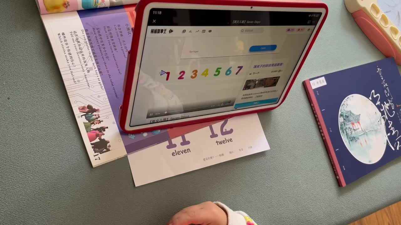 中B班李茵琪观看并跟唱英文儿歌