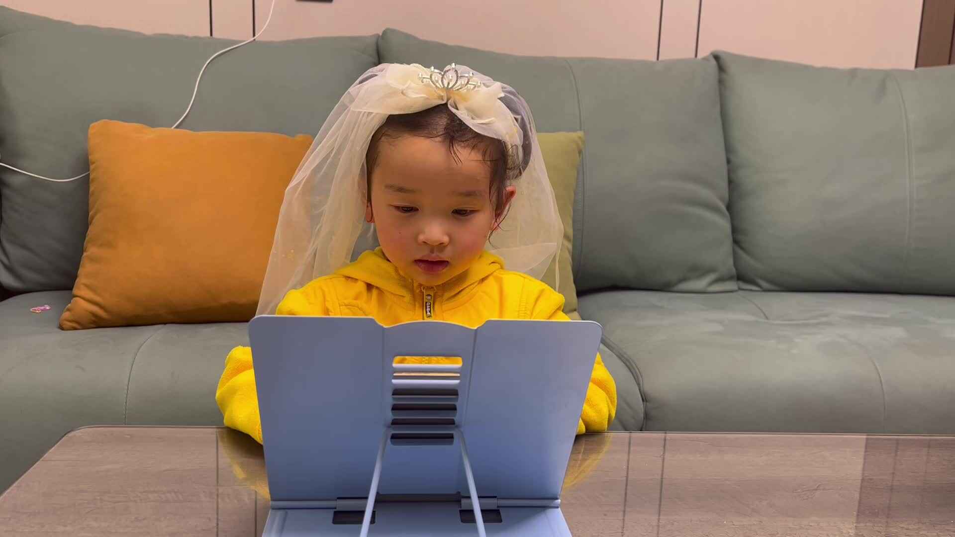 中B班温欣观看英语视频2024.04.08.mov