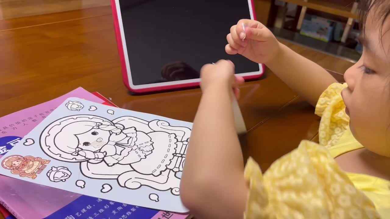 中B班李茵琪练习使用双面胶.MOV