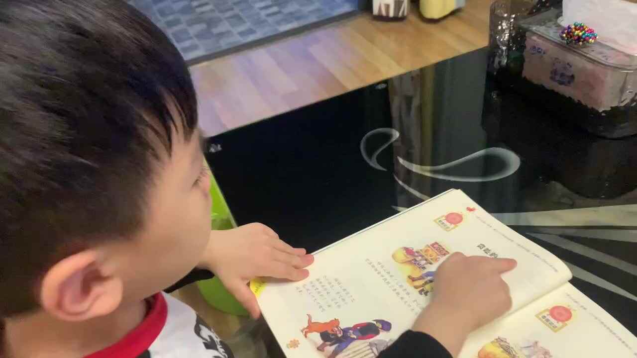 中B班杨育寒讲述看图说话《贪吃的小猫》