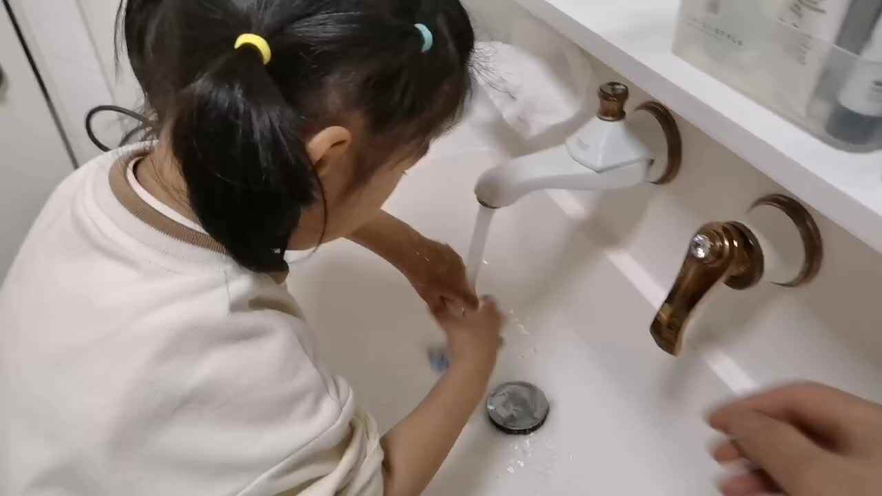 中b班宁汐言练习拧毛巾