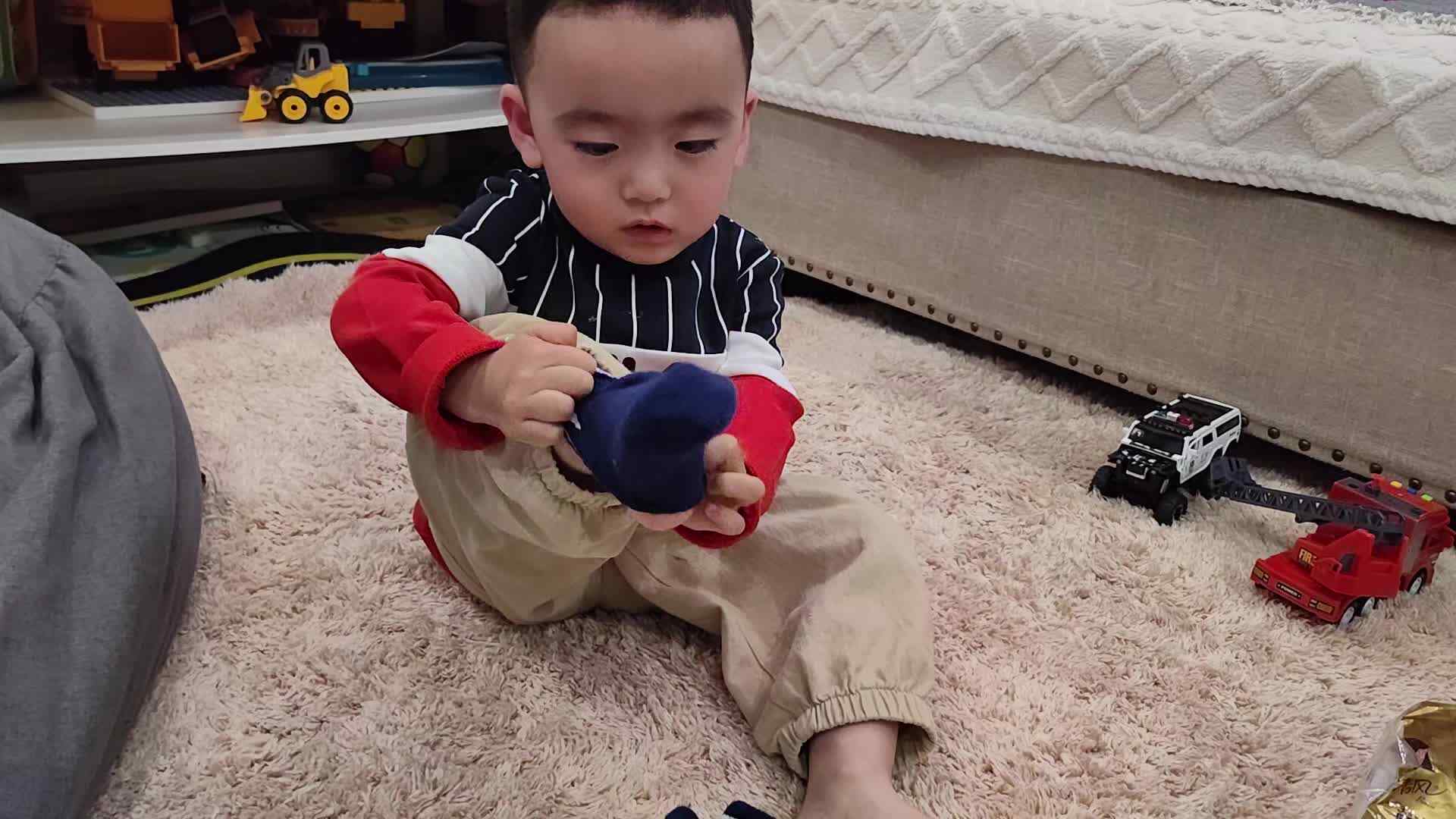 小A班蒋熠_2024.4.23_穿袜子mp4