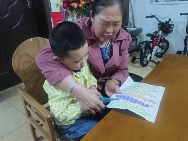 中b班赵芃栎练习剪纸