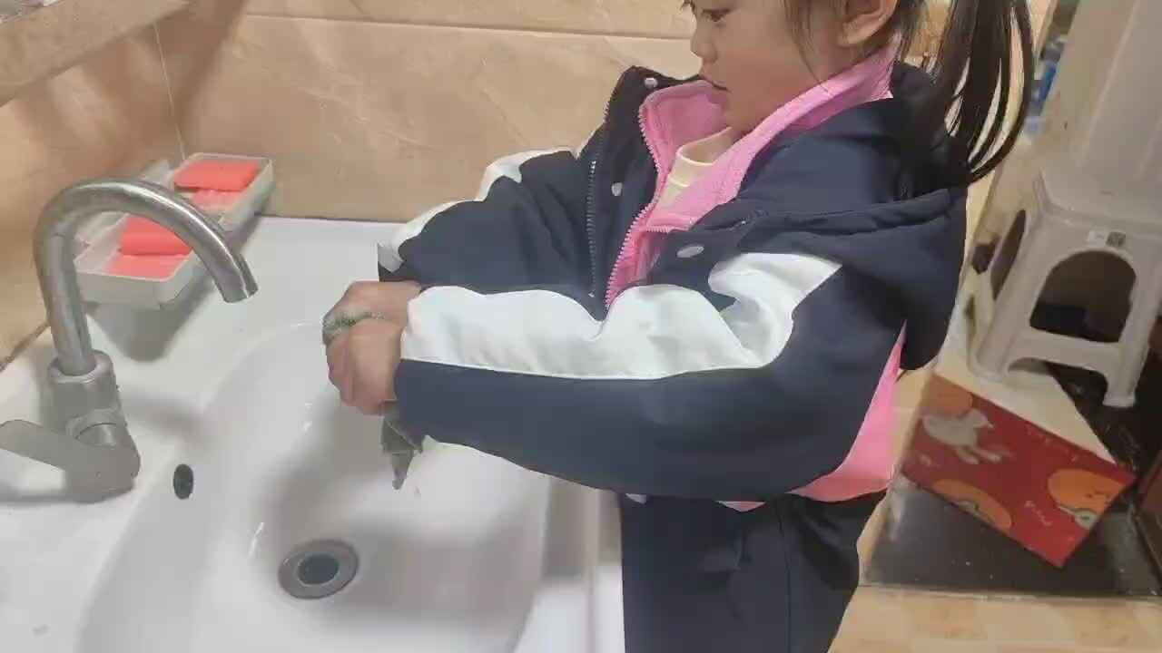 中B班谭诗锜练习拧帕子