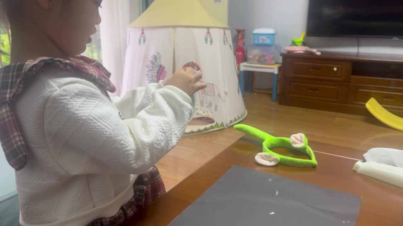 中B班李茵琪练习使用双面胶.MOV
