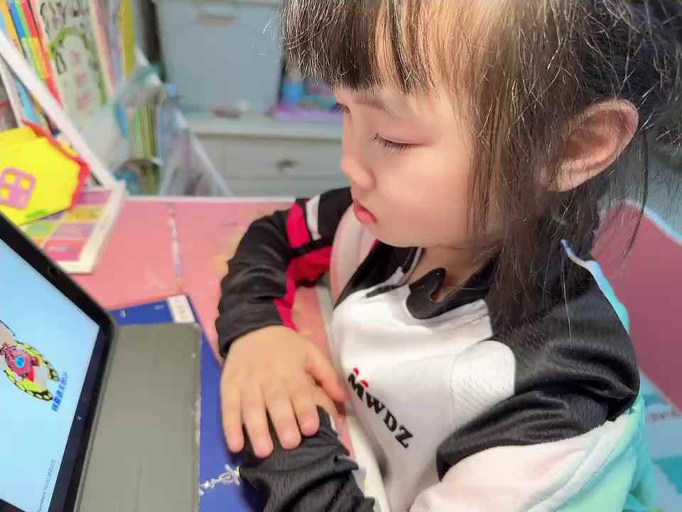⁣⁣⁣20240412中B班舒琳芯观看英语视频《numbers 11-20》