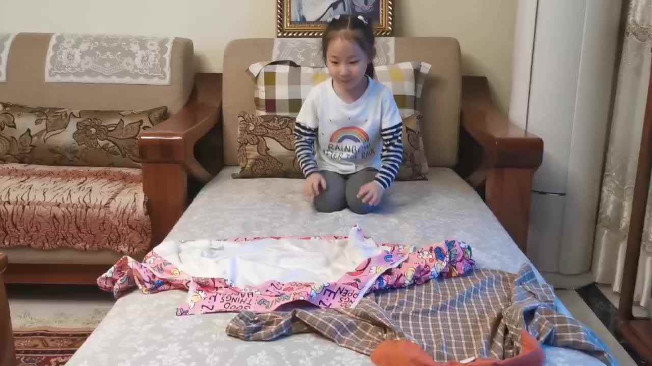 李芊仪叠衣服
