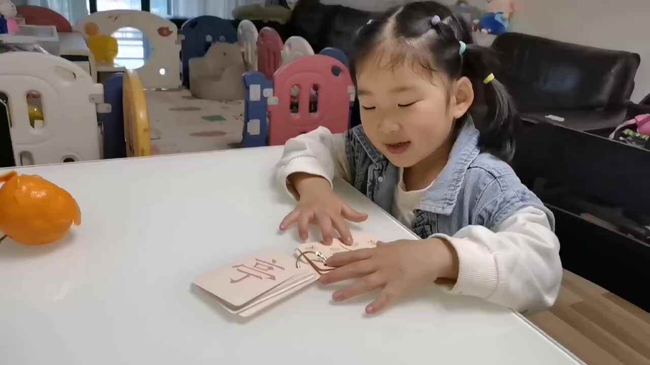中B班宁汐言用识字卡认读汉字亭、米、果、瓜、花.mp4