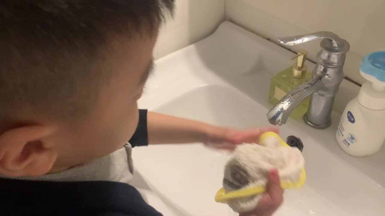 中B班杨育寒练习拧毛巾
