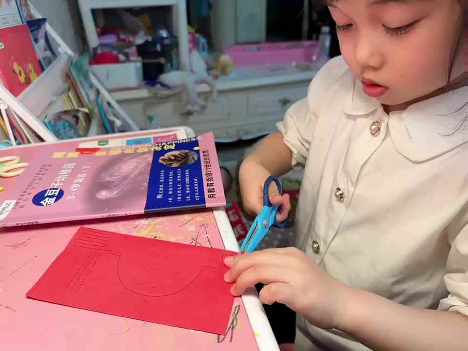 ⁣20240402中B班舒琳芯练习用剪刀