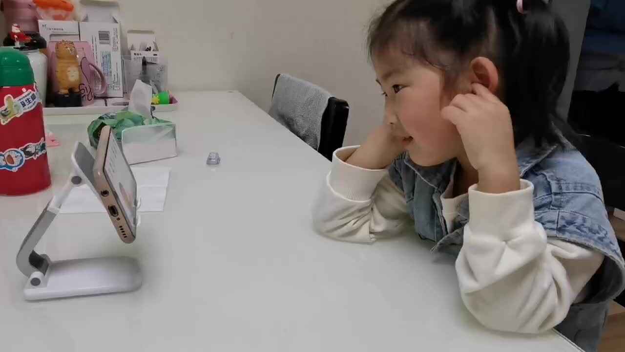 补4.1中b班宁汐言观看英语儿歌