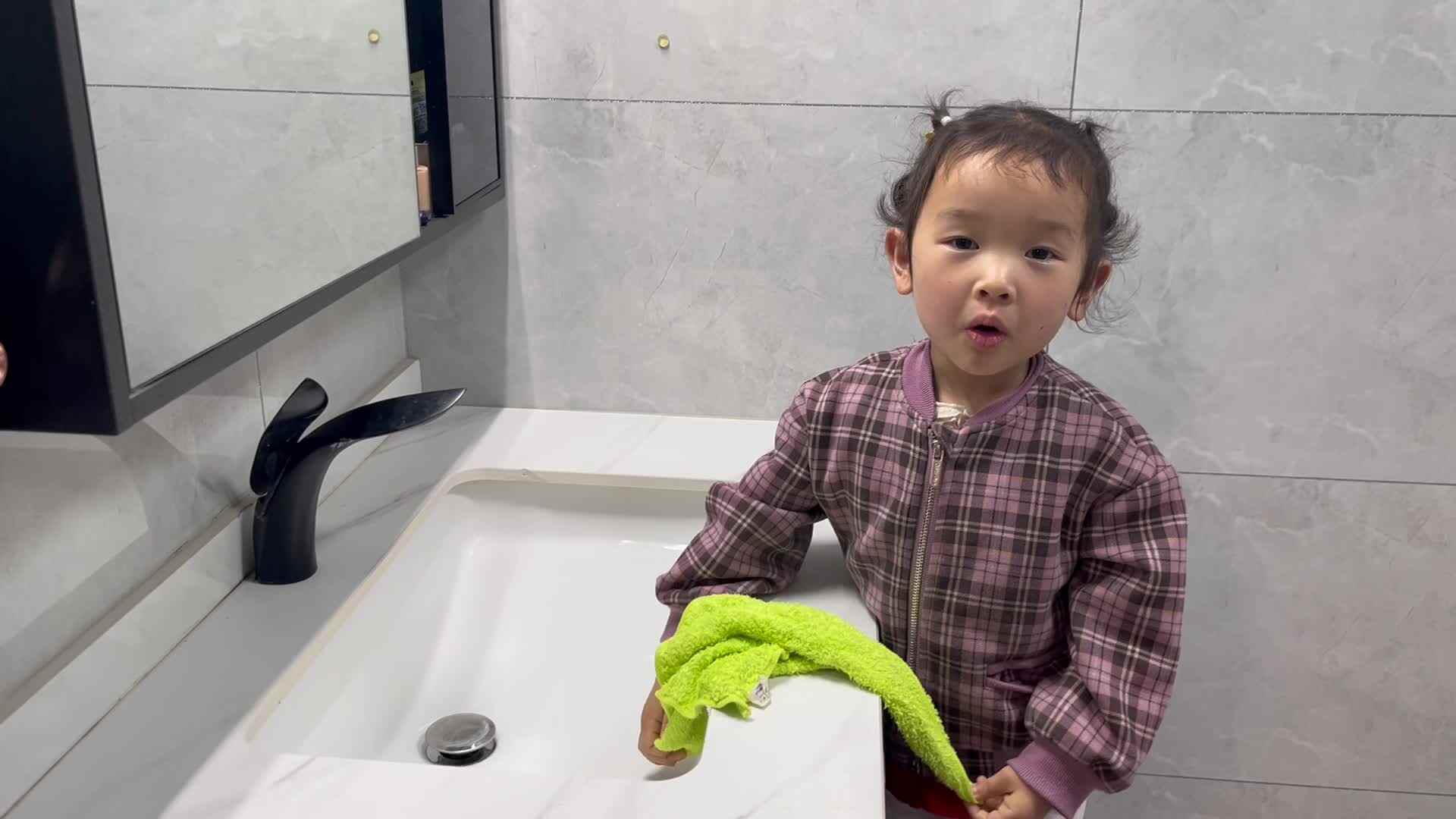 中B班温欣家庭练习<拧毛巾>2024.04.09.mov