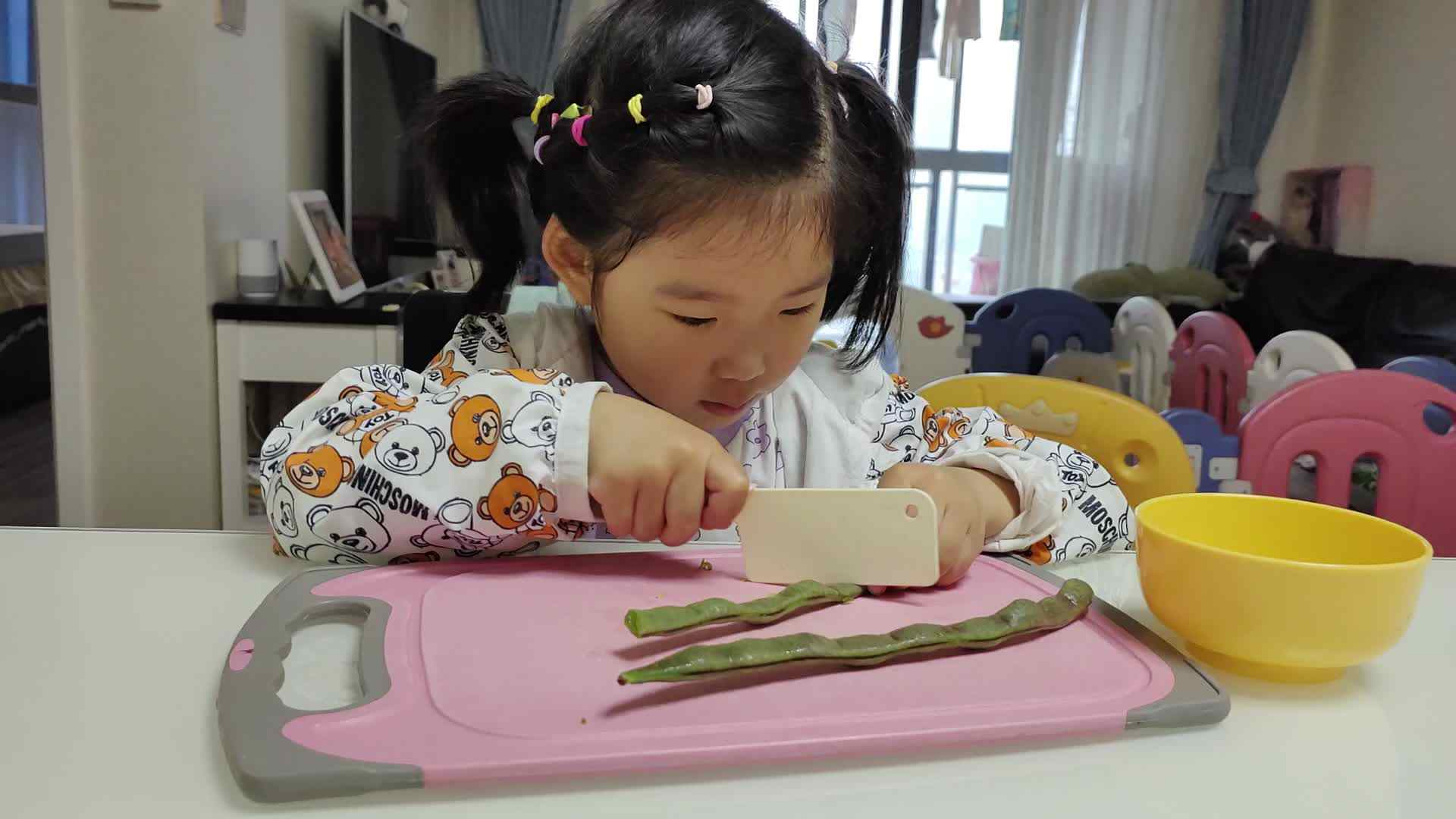 中B班宁汐言练习使用刀具切食物