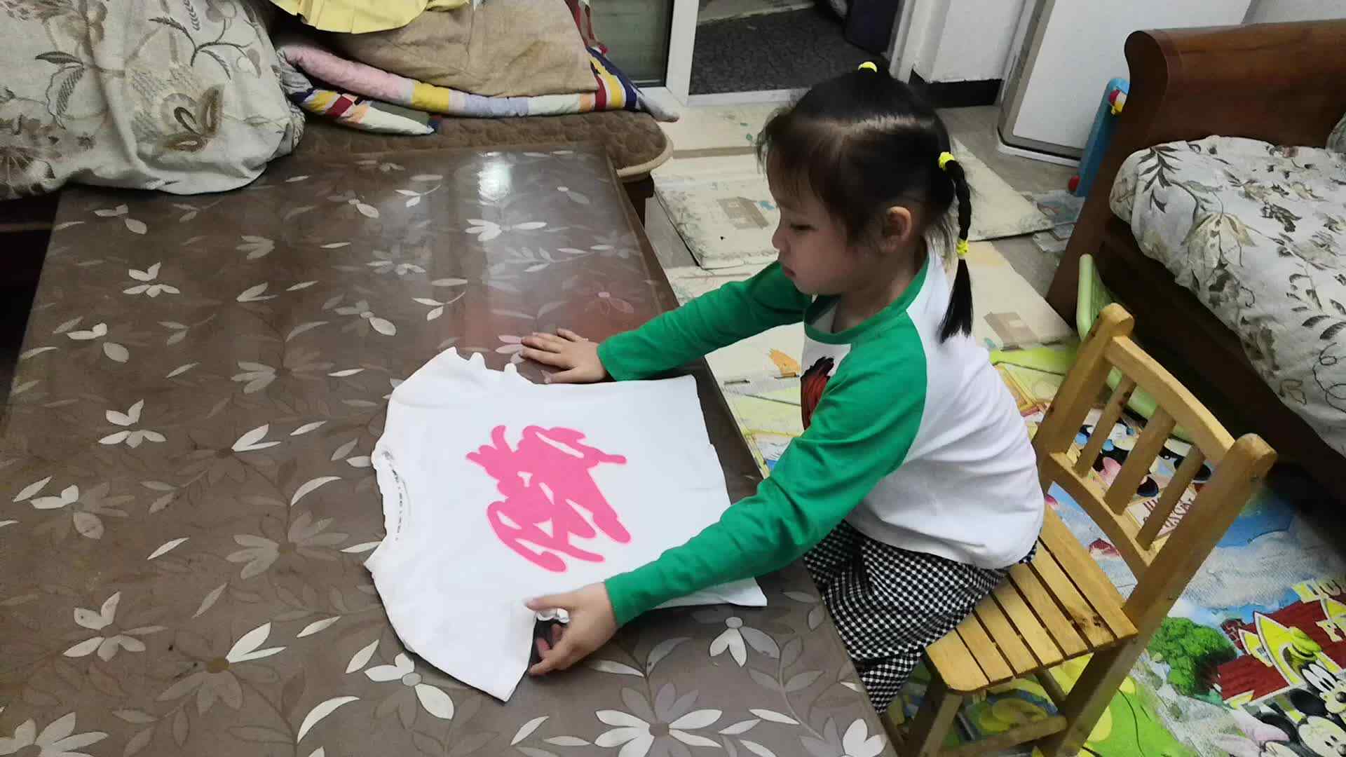 中B班5月20张芷萱练习叠衣服.mp4