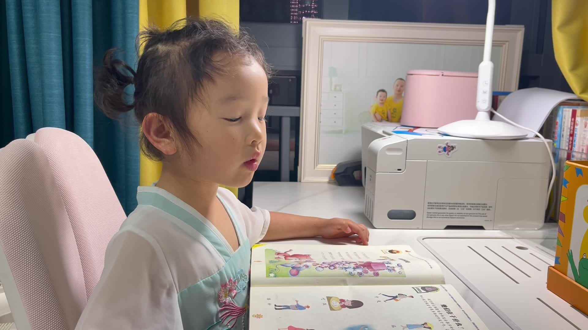 ⁣中B班温欣指读《老鼠抬花轿》2024.05.29.mov