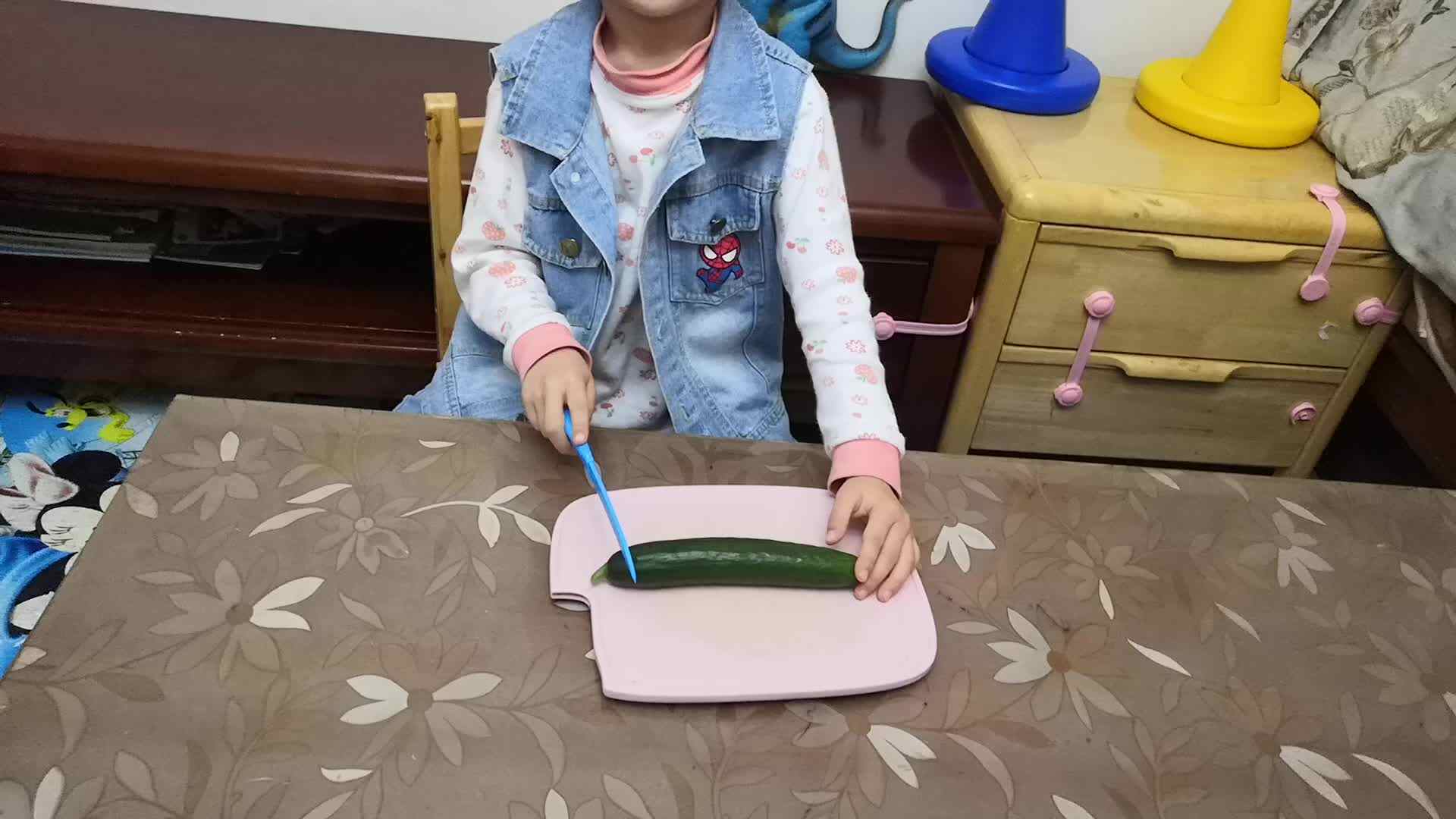 中B班5月7张芷萱练习切食物.mp4