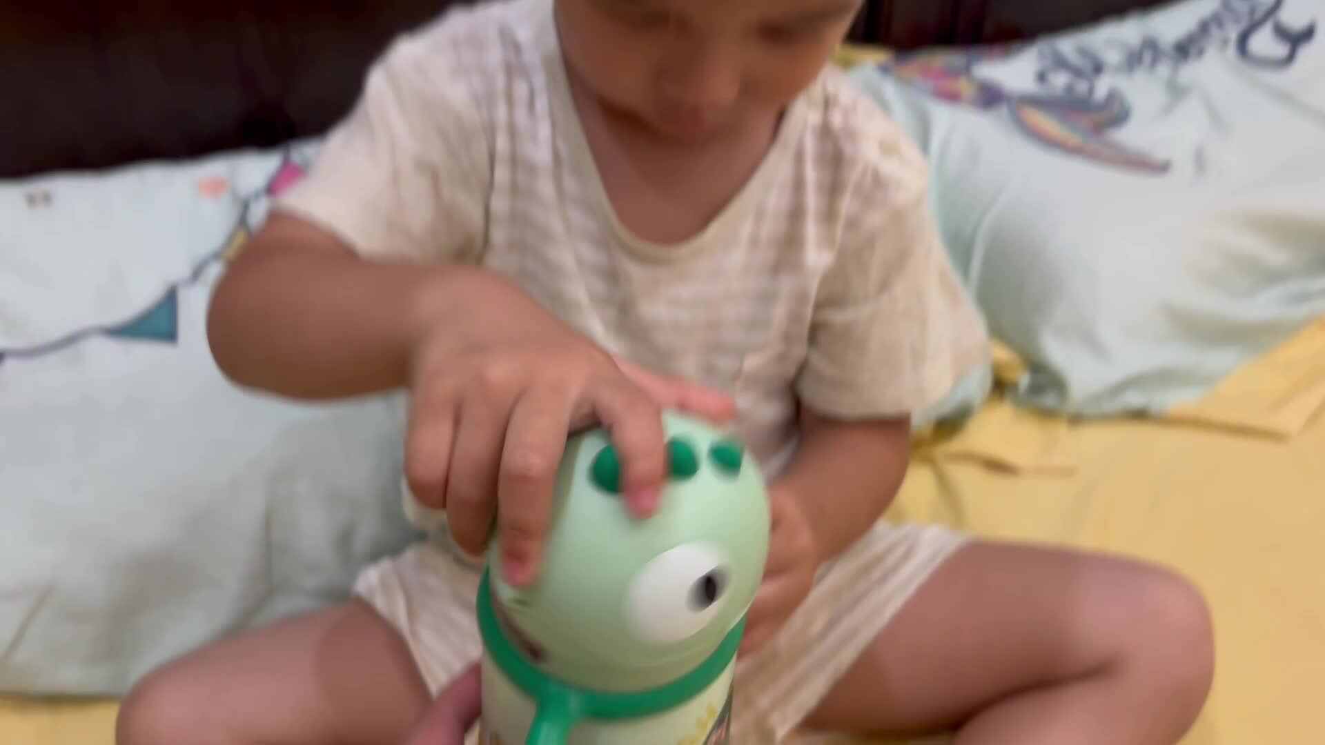 ⁣2024-5-27小A班刘奕宸生活练习拧紧水杯.mov