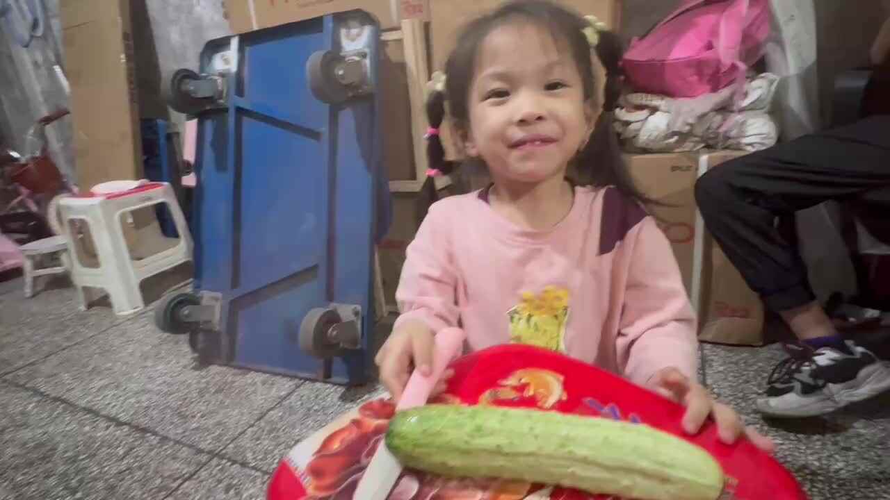 ⁣中a班唐依依练习切菜